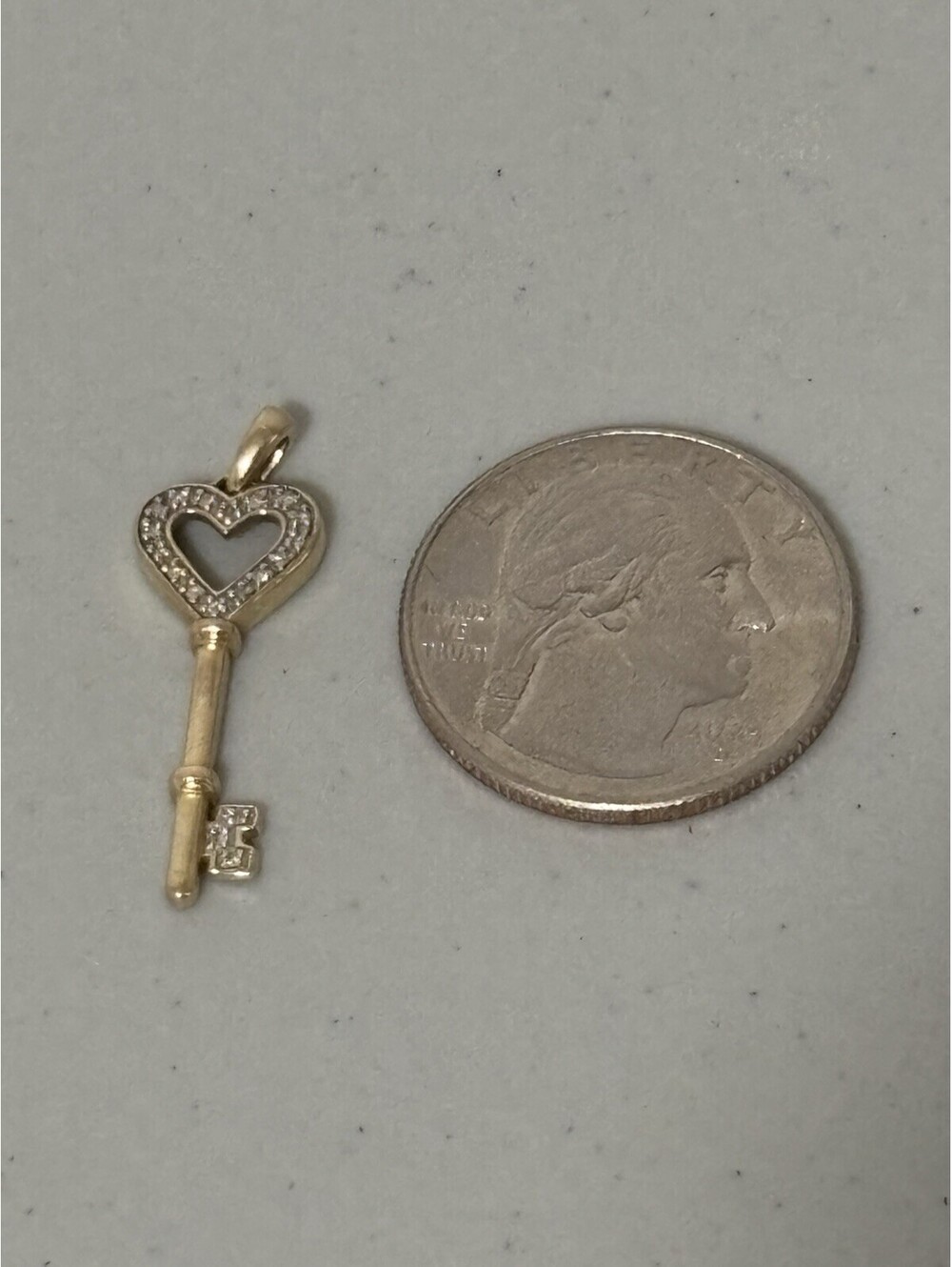 14K Yellow Gold Key Charm Pendant Pre Owned 1.69 grams - Picture 3 of 6